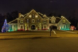 senske-holiday-lighting-home-trees